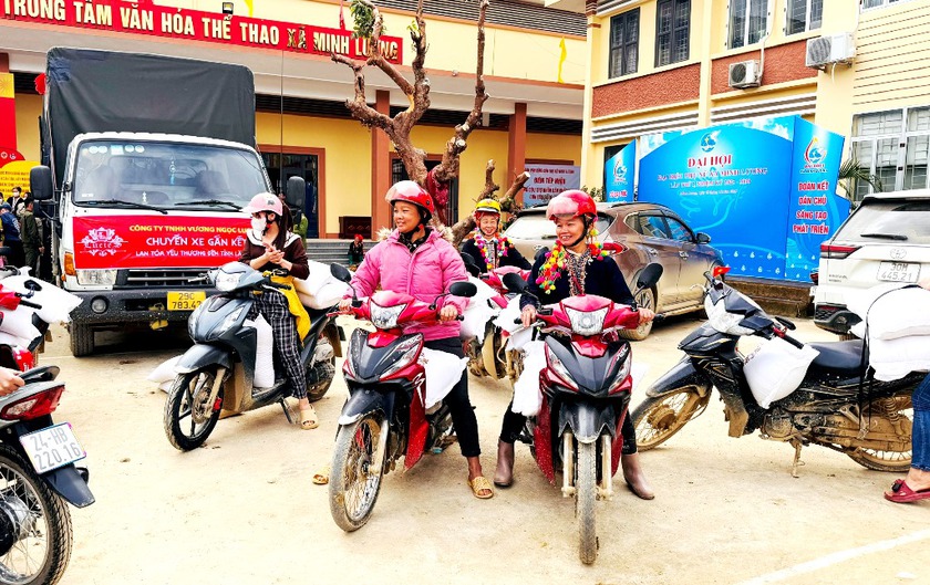 Trao tặng 15 tấn gạo cho người dân vùng cao Lào Cai bị thiệt hai do bão số 10- Ảnh 4. Trao tặng 15 tấn gạo cho người dân vùng cao Lào Cai bị thiệt hai do bão số 10- Ảnh 4.