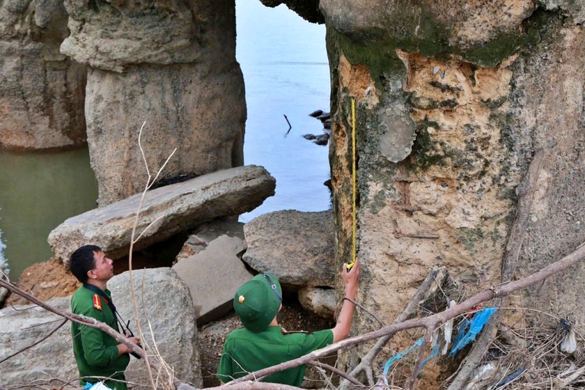 Công an Phú Thọ thông báo hiện trạng cầu sông Lô - Ảnh 1.