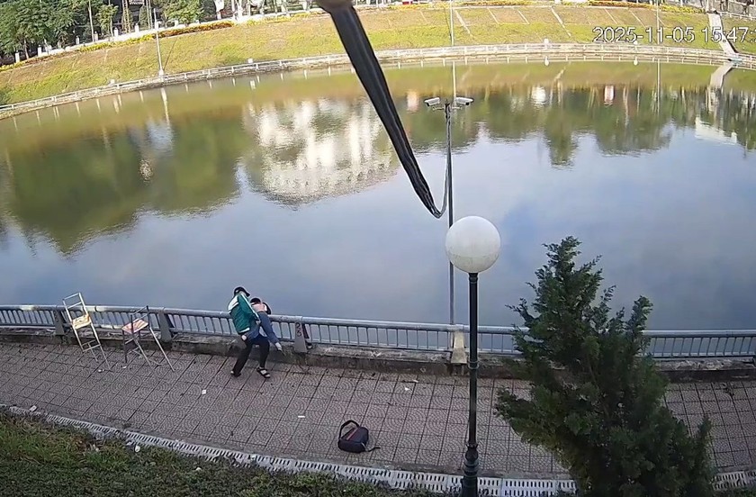 Học sinh lớp 8 hành hung, hất bạn học xuống hồ nước tại phường Yên Bái (Lào Cai) - Ảnh 1.