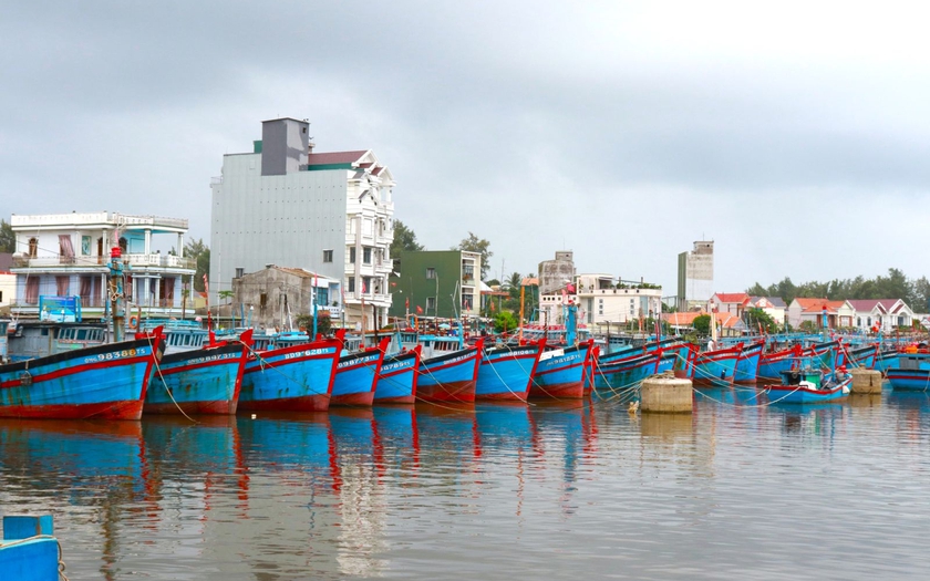 Tỉnh Quảng Ngãi yêu cầu công bố số điện thoại đường dây nóng của cấp xã để ứng phó bão số 13 - Ảnh 1.