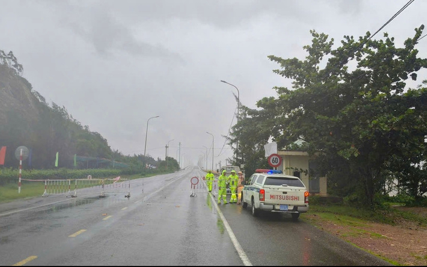 Thủ tướng chỉ đạo triển khai các biện pháp khẩn cấp ứng phó bão số 13 và mưa lũ do bão - Ảnh 1.