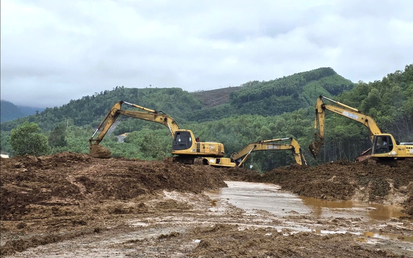 Cắt gọt ngọn đồi mở đường tạm, giúp người dân khắc phục sạt lở nghiêm trọng sau bão  - Ảnh 1.