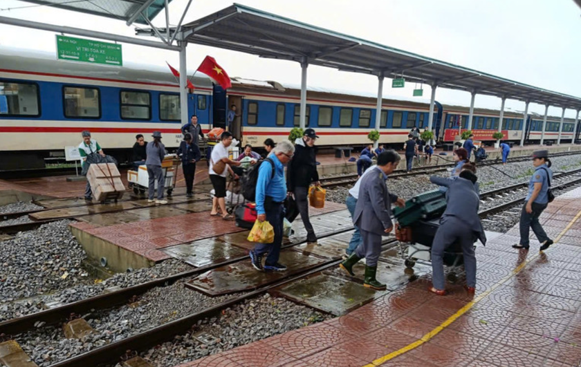 Ngành đường sắt thiệt hại nặng nề do ảnh hưởng của bão số 13 (bão Kalmaegi)- Ảnh 1. Ngành đường sắt thiệt hại nặng nề do ảnh hưởng của bão số 13 (bão Kalmaegi)- Ảnh 1.