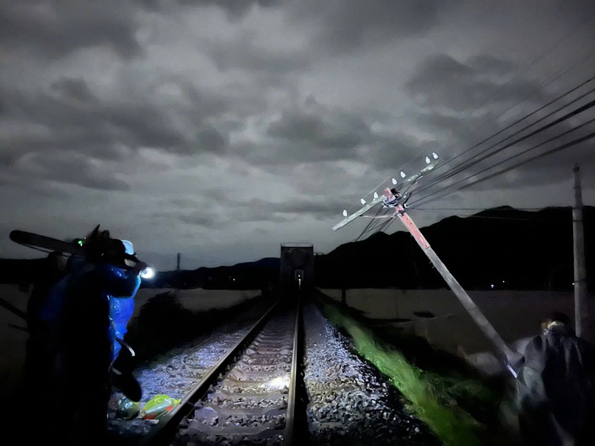 Ngành Đường sắt khẩn trương khắc phục sạt lở, nỗ lực sớm thông tuyến sau bão số 13 - Ảnh 1.