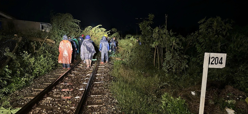 Ngành Đường sắt khẩn trương khắc phục sạt lở, nỗ lực sớm thông tuyến sau bão số 13 - Ảnh 2.