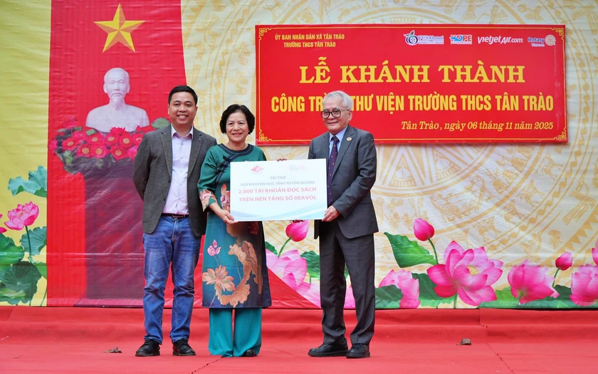 Hội Khuyến học Tuyên Quang hỗ trợ sách, thiết bị cho Thư viện Trường trung học cơ sở Tân Trào - Ảnh 1.