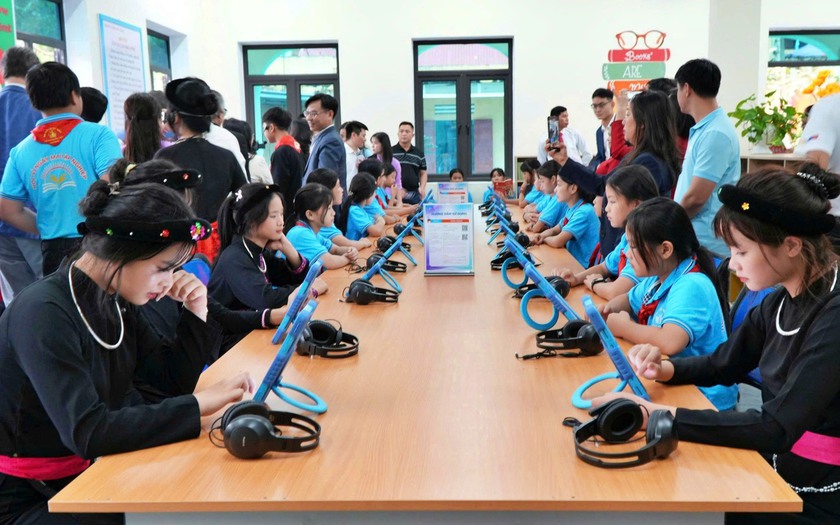 Hội Khuyến học Tuyên Quang hỗ trợ sách, thiết bị cho Thư viện Trường trung học cơ sở Tân Trào - Ảnh 4.