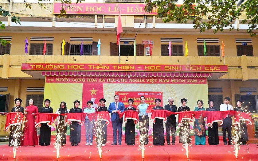 Hội Khuyến học Tuyên Quang hỗ trợ sách, thiết bị cho Thư viện Trường trung học cơ sở Tân Trào - Ảnh 2.