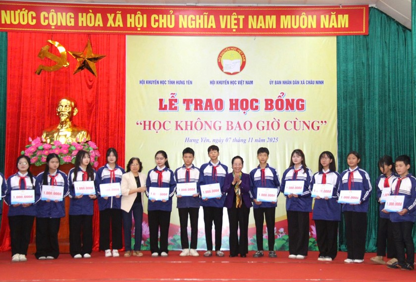 Trung ương Hội Khuyến học Việt Nam trao 250 suất học bổng "Học không bao giờ cùng" - Ảnh 1.