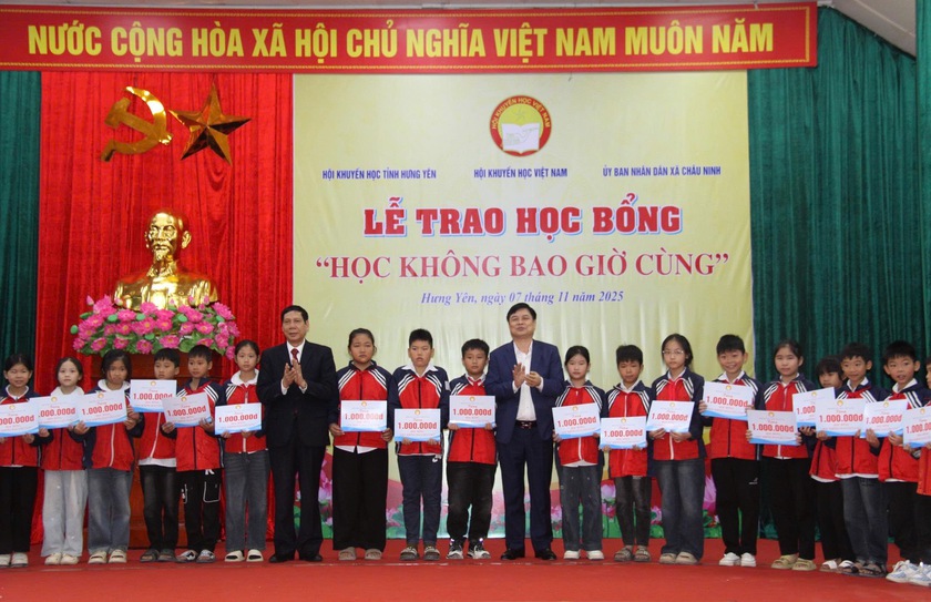 Trung ương Hội Khuyến học Việt Nam trao 250 suất học bổng "Học không bao giờ cùng" - Ảnh 3.