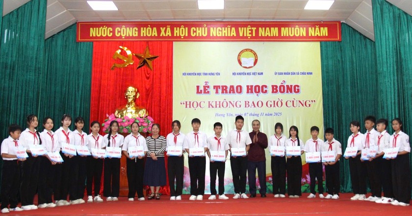 Trung ương Hội Khuyến học Việt Nam trao 250 suất học bổng "Học không bao giờ cùng" - Ảnh 4.
