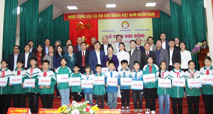 Trung ương Hội Khuyến học Việt Nam trao 250 suất học bổng "Học không bao giờ cùng" - Ảnh 7.