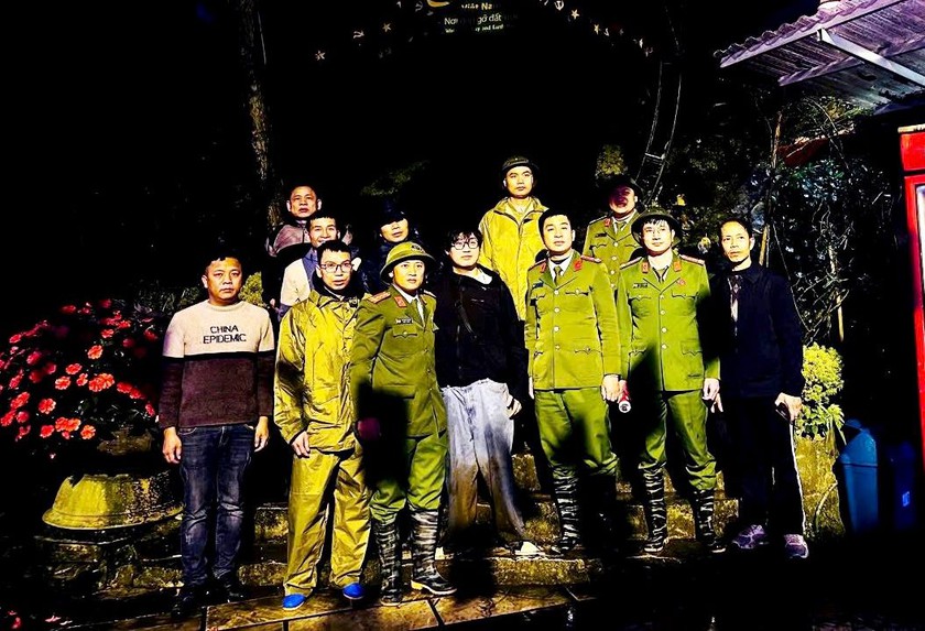 Công an phường Sa Pa tìm thấy khách du lịch Nhật Bản bị lạc trong đêm trên núi Hàm Rồng - Ảnh 1.