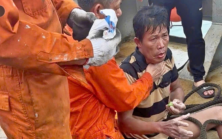 Cứu ngư dân trôi dạt chới với giữa biển sau bão - Ảnh 1.