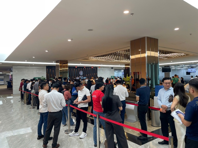 Vinhomes Green Paradise “nổi sóng”: Khách hàng 2 miền Nam - Bắc chen chân trong ngày ký quỹ căn Vịnh Ngọc- Ảnh 1.