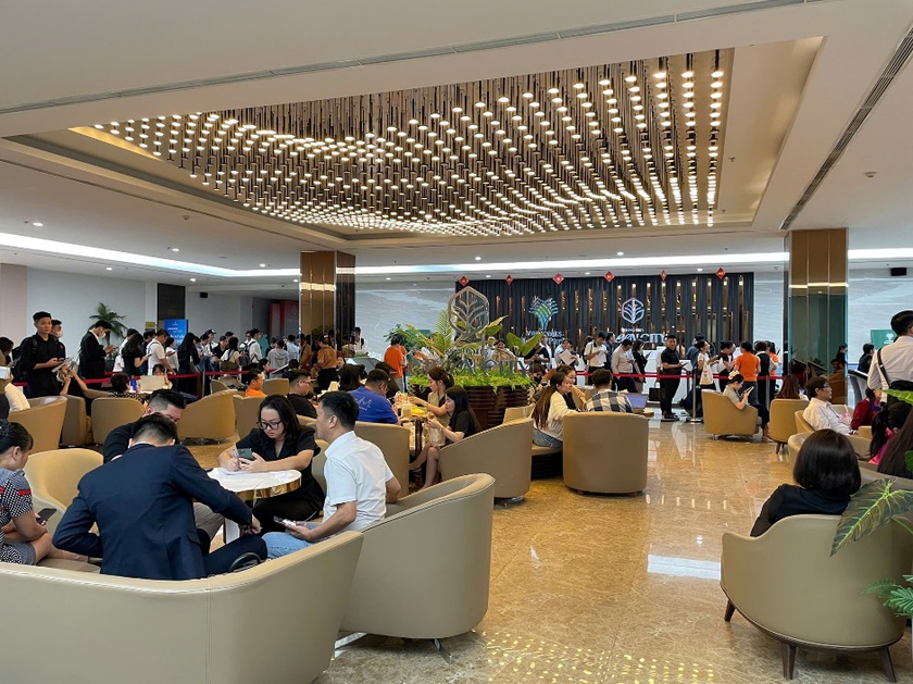 Vinhomes Green Paradise “nổi sóng”: Khách hàng 2 miền Nam - Bắc chen chân trong ngày ký quỹ căn Vịnh Ngọc- Ảnh 2.