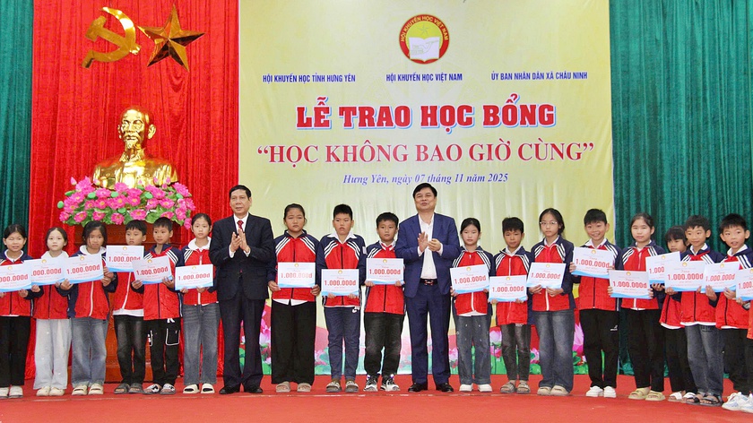 Hội Khuyến học Việt Nam trao 250 suất học bổng "Học kh&ocirc;ng bao giờ c&ugrave;ng" tại Hưng Y&ecirc;n - Ảnh 5.