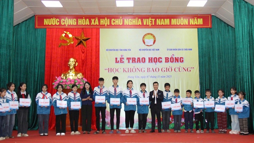 Hội Khuyến học Việt Nam trao 250 suất học bổng "Học kh&ocirc;ng bao giờ c&ugrave;ng" tại Hưng Y&ecirc;n - Ảnh 7.