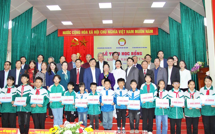 Hội Khuyến học Việt Nam trao 250 suất học bổng "Học kh&ocirc;ng bao giờ c&ugrave;ng" tại Hưng Y&ecirc;n - Ảnh 9.
