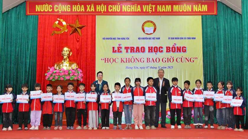Hội Khuyến học Việt Nam trao 250 suất học bổng "Học kh&ocirc;ng bao giờ c&ugrave;ng" tại Hưng Y&ecirc;n - Ảnh 4.