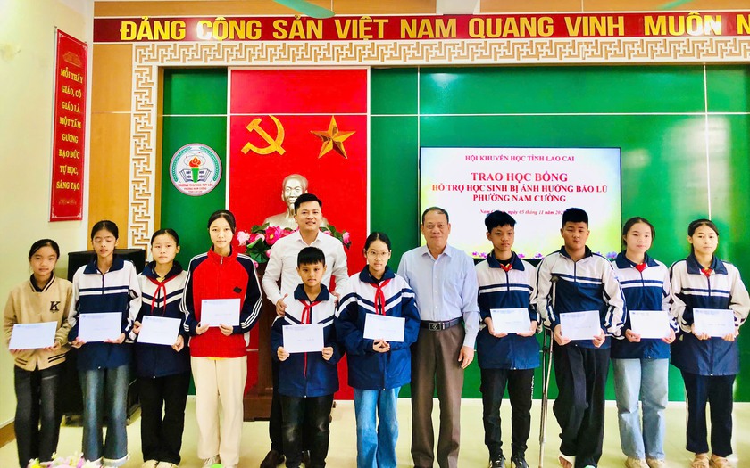 Hội Khuyến học Lào Cai trao học bổng cho học sinh bị ảnh hưởng bởi bão lũ - Ảnh 2.