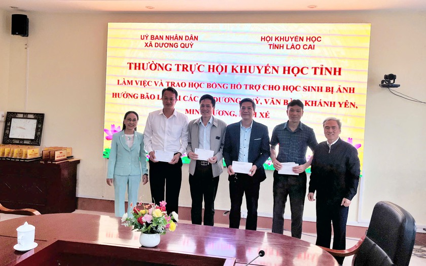 Hội Khuyến học Lào Cai trao học bổng cho học sinh bị ảnh hưởng bởi bão lũ - Ảnh 3.