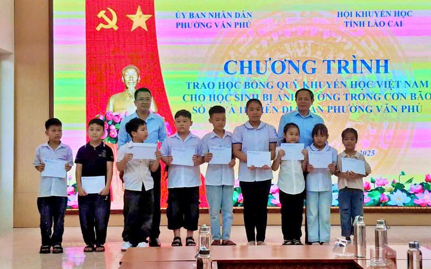 Hội Khuyến học Lào Cai trao học bổng cho học sinh bị ảnh hưởng bởi bão lũ - Ảnh 4.