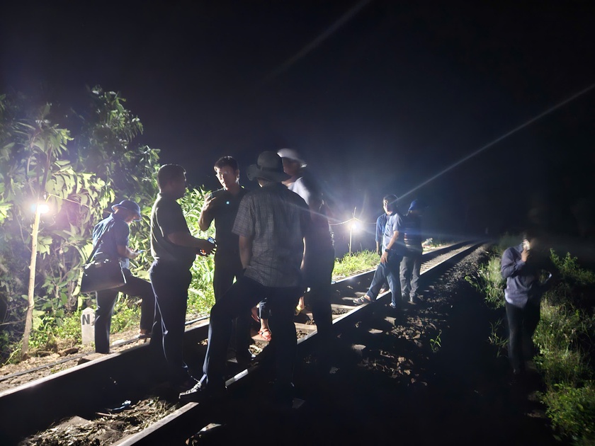 Ng&agrave;nh Đường sắt khẩn trương khắc phục sạt lở, nỗ lực sớm th&ocirc;ng tuyến sau b&atilde;o số 13 - Ảnh 7.