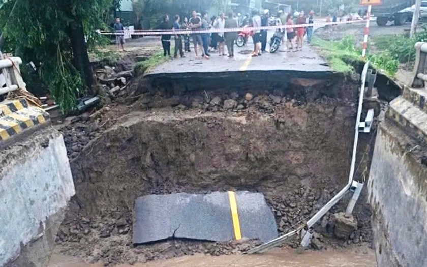 Khẩn trương xử lý ách tắc do sạt lở đất sau bão - thông xe tạm thời trên hệ thống quốc lộ trong ngày 10/11 - Ảnh 1.