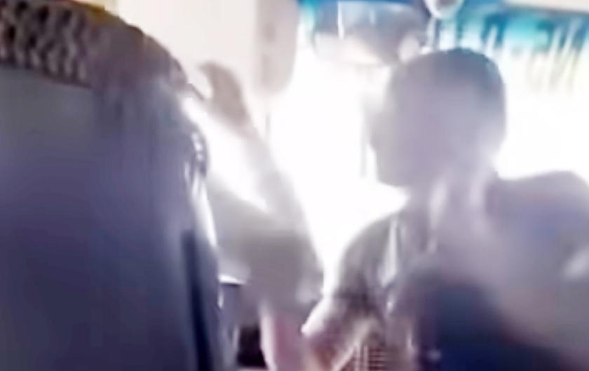 Người đàn ông tát liên tiếp vào tài xế xe buýt đang chạy - Ảnh 1.