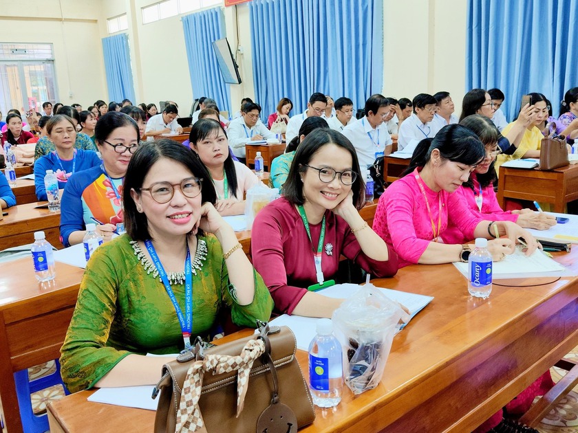 Mức chi trả cho giáo viên dạy tiếng nước ngoài ở Cà Mau được điều chỉnh tăng - Ảnh 1.