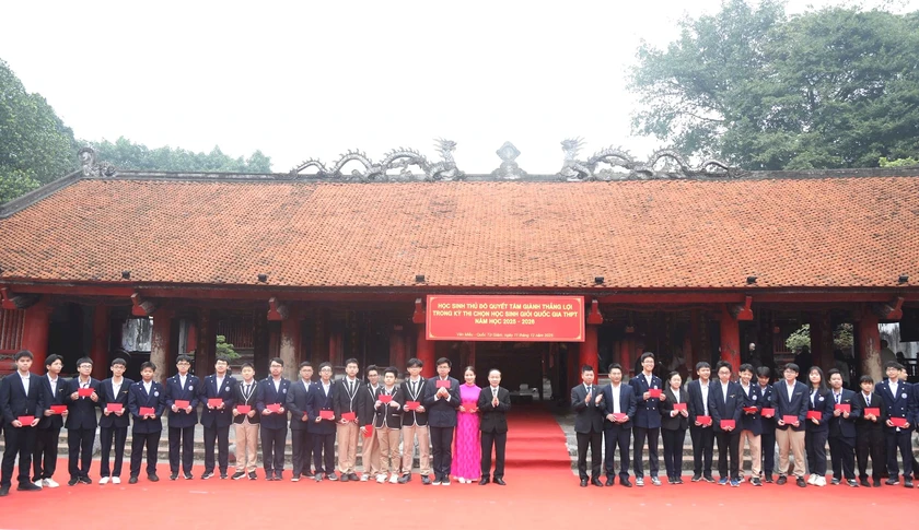 Hà Nội chi hơn 22 tỷ đồng trao thưởng học sinh, giáo viên đạt thành tích quốc gia, quốc tế - Ảnh 3.