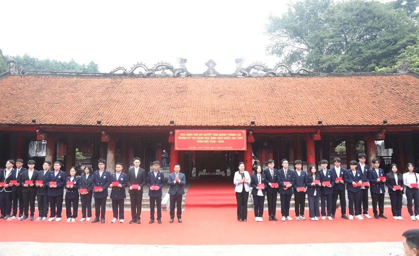 Hà Nội chi hơn 22 tỷ đồng trao thưởng học sinh, giáo viên đạt thành tích quốc gia, quốc tế - Ảnh 2.