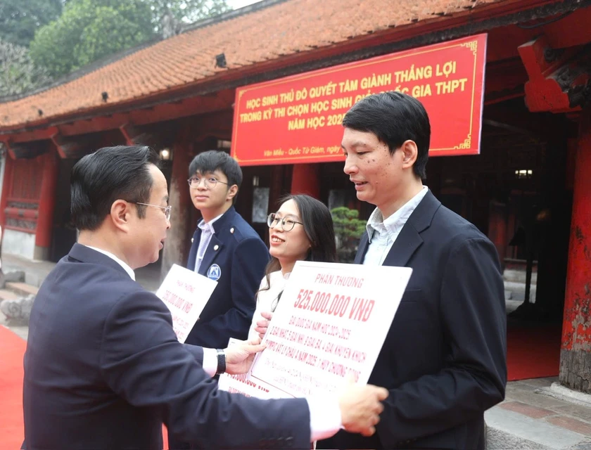 Hà Nội chi hơn 22 tỷ đồng trao thưởng học sinh, giáo viên đạt thành tích quốc gia, quốc tế - Ảnh 1.