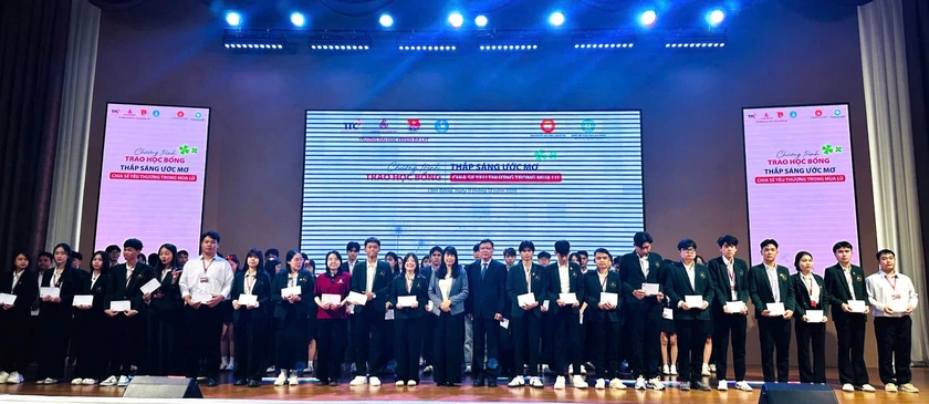 Thắp sáng ước mơ, chia sẻ yêu thương với sinh viên các trường đại học, cao đẳng Lâm Đồng - Ảnh 1.