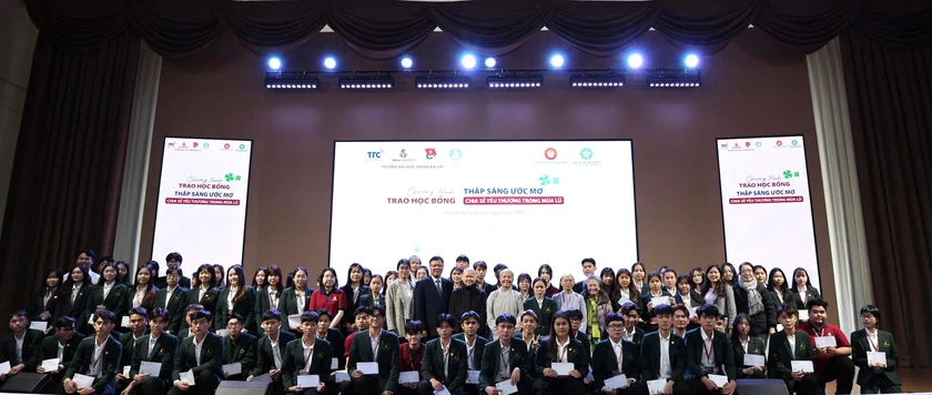 Thắp sáng ước mơ, chia sẻ yêu thương với sinh viên các trường đại học, cao đẳng Lâm Đồng - Ảnh 2.