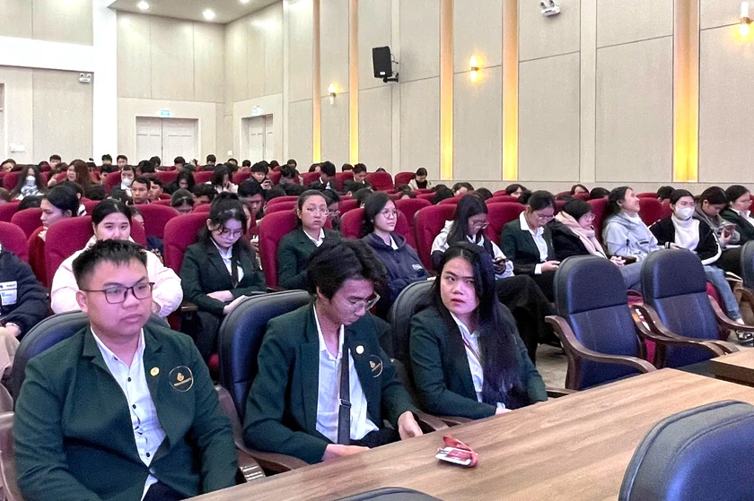 Thắp sáng ước mơ, chia sẻ yêu thương với sinh viên các trường đại học, cao đẳng Lâm Đồng - Ảnh 4.