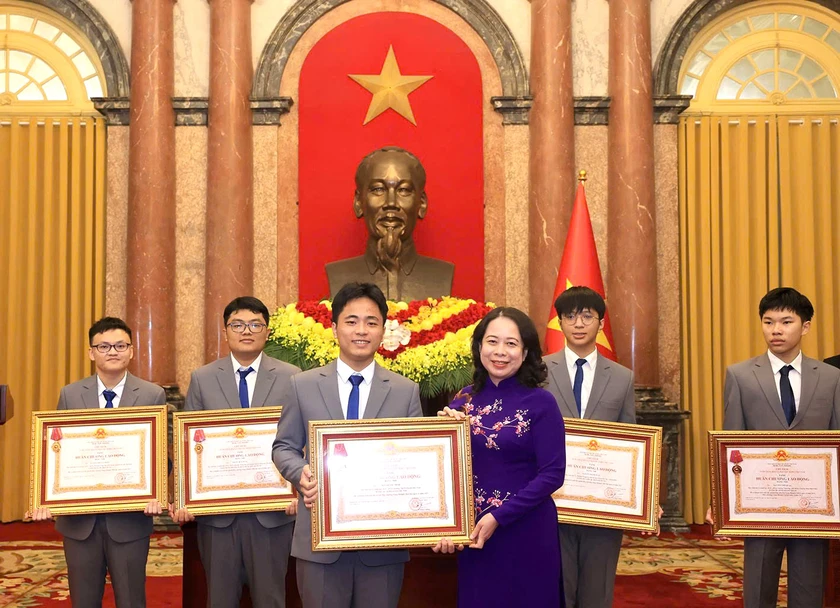 19 học sinh đoạt giải Olympic và Khoa học kỹ thuật quốc tế năm 2025 vinh dự nhận Huân chương Lao động - Ảnh 1.
