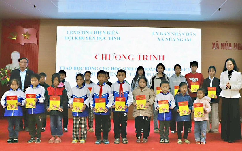 Hội Khuyến học các tỉnh Sơn La, Phú Thọ trao 60 suất học bổng cho học sinh khó khăn tỉnh Điện Biên - Ảnh 4.