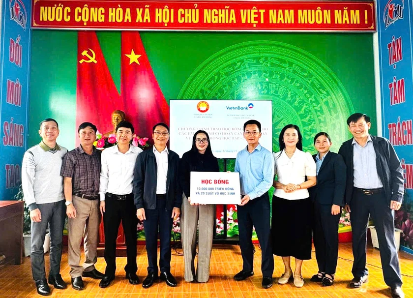 Hội Khuyến học tỉnh Lâm Đồng vận động tài trợ trao 80 phần quà, học bổng cho học sinh vượt khó - Ảnh 1.