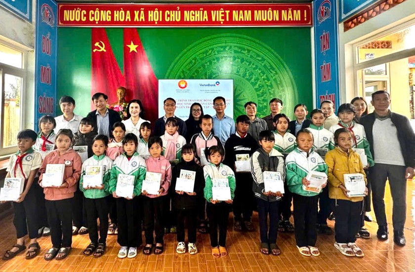 Hội Khuyến học tỉnh Lâm Đồng vận động tài trợ trao 80 phần quà, học bổng cho học sinh vượt khó - Ảnh 2.