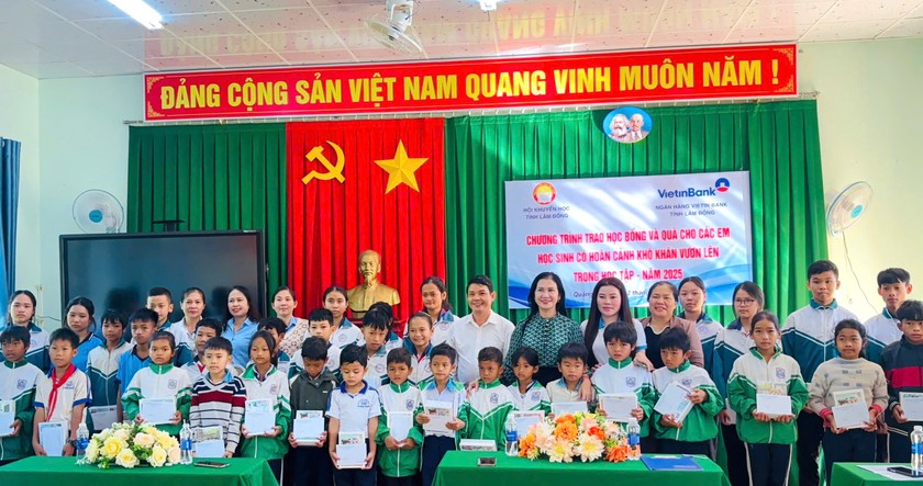 Hội Khuyến học tỉnh Lâm Đồng vận động tài trợ trao 80 phần quà, học bổng cho học sinh vượt khó - Ảnh 3.