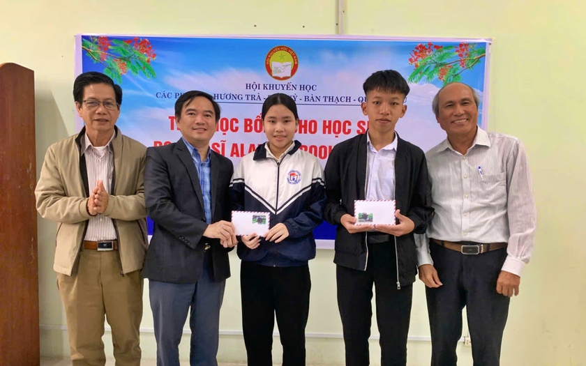 Bác sĩ Alan L. Brooks và 32 năm tài trợ học bổng - Ảnh 2.