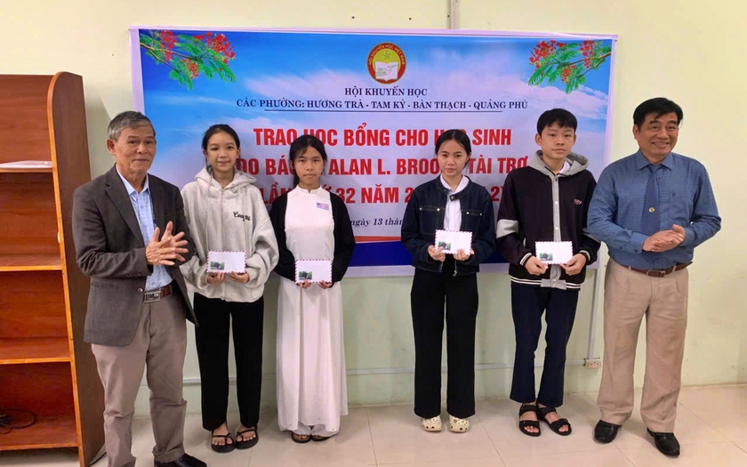 Bác sĩ Alan L. Brooks và 32 năm tài trợ học bổng - Ảnh 3.