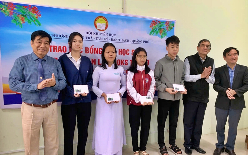 Bác sĩ Alan L. Brooks và 32 năm tài trợ học bổng - Ảnh 1.