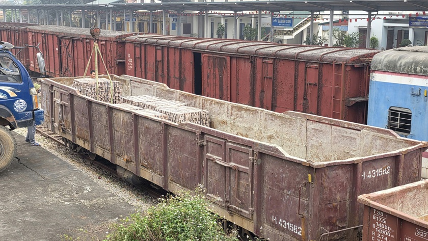 Đường sắt chở 1 triệu viên gạch dựng lại nhà sau thiên tai - Ảnh 1.