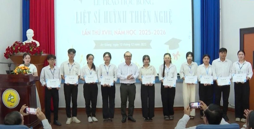 Hội Khuyến học tỉnh An Giang, Quỹ Học bổng liệt sĩ Huỳnh Thiện tiếp sức học sinh, sinh viên nghèo tỉnh An Giang - Ảnh 1.