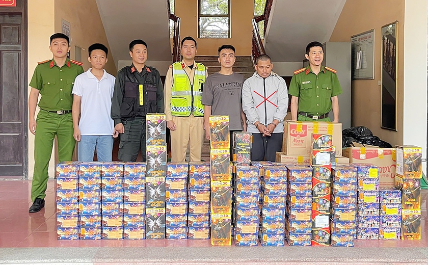 Bắt đối tượng vận chuyển hơn 3 tạ ph&aacute;o nổ tr&aacute;i ph&eacute;p - Ảnh 1.