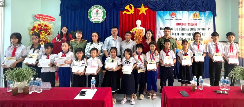 Hội Khuyến học tỉnh L&acirc;m Đồng trao hơn 70 triệu học bổng, phần qu&agrave; hỗ trợ học sinh v&ugrave;ng lũ H&agrave;m Li&ecirc;m - Ảnh 2.