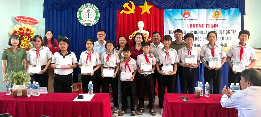 Hội Khuyến học tỉnh L&acirc;m Đồng trao hơn 70 triệu học bổng, phần qu&agrave; hỗ trợ học sinh v&ugrave;ng lũ H&agrave;m Li&ecirc;m - Ảnh 3.